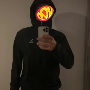 Svart vindjacka från Haglöfs - Säljer en svart vindjacka från Haglöfs med huva och diskret logga på bröstet. Nypris 2000. Pris kan diskuteras i DM