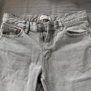 Grå jeans från ginatricot - Snygga grå jeans från ginatricot i klassisk femficksmodell. Jeansen har raka ben, lågmidja. Använda några gånger.