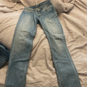 Raka lågmidjade jeans - Säljer ett par raka lågmidjade jeans från Whyred.Använda fåtal gånger och inga tecken på slitage.
