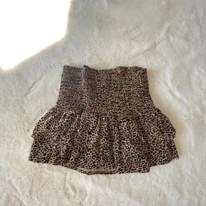 Leopardmönstrad kjol med inbyggda shorts under från Zara - Supersnygg kjol med inbyggda shorts i från Zara med leopardmönster i beige och svart. Storlek s, har en superfin passform, är superskön och mjuk, är i bra material och är bara använd ett fåtal gånger så i bra skick🌸Perfekt till våren och sommaren👍🏻Skriv om funderingar, lämna gärna omdöme om köpt och priset kan diskuteras😊