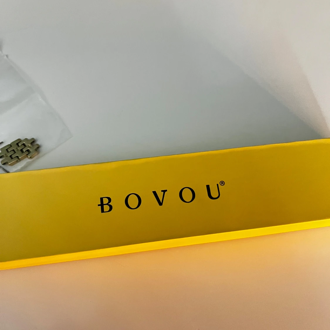 Guldig fyrkantig klocka från Bovou - 3