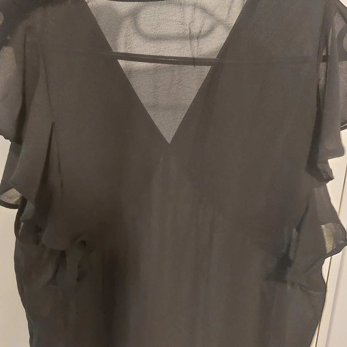 Svart blus med volangärmar - 1