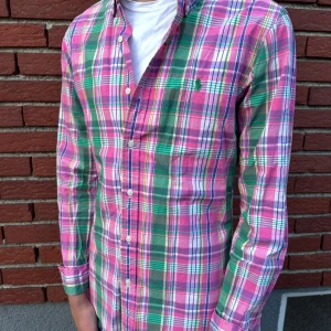 Rutig Ralph lauren skjorta - Säljer en riktigt fet rutig skjorta från Ralph lauren i  top skick! 9/10 - inga defekter. Den är väldigt fräsch och stilren - slim fit, vilket är trendigt just nu! Pris kan diskuteras såklart :) Hör av dig vid minsta lilla intresse 🙌