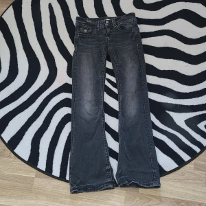 Svarta bootcut jeans Gina Tricot 152 - Snygga svarta jeans från Gina Tricot i storlek 152. Modellen har bootcut-ben, klassisk femficksdesign och kontrastsömmar. Jeansen har dubbla knappar i midjan och är tillverkade i jeansmaterial med lätt tvättad look.