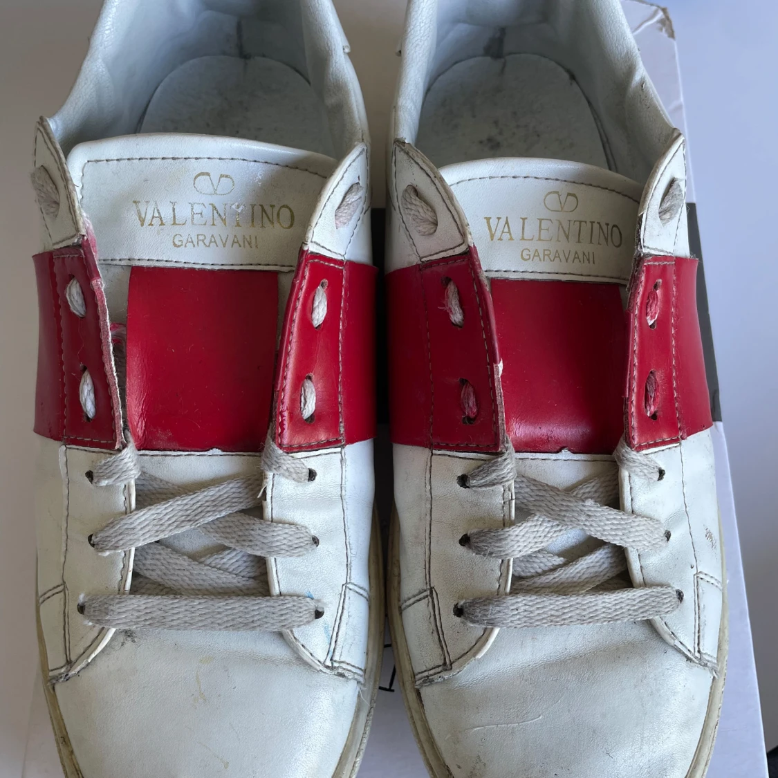 Valentino Garavani vita och röda sneakers