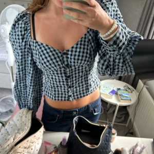 Rutig Fest topp/blus  - Skitsnygg fest topp som bara är använd en gång säljer på grund av att jag har många liknande tröjor! Pris kan diskuteras💕🌸