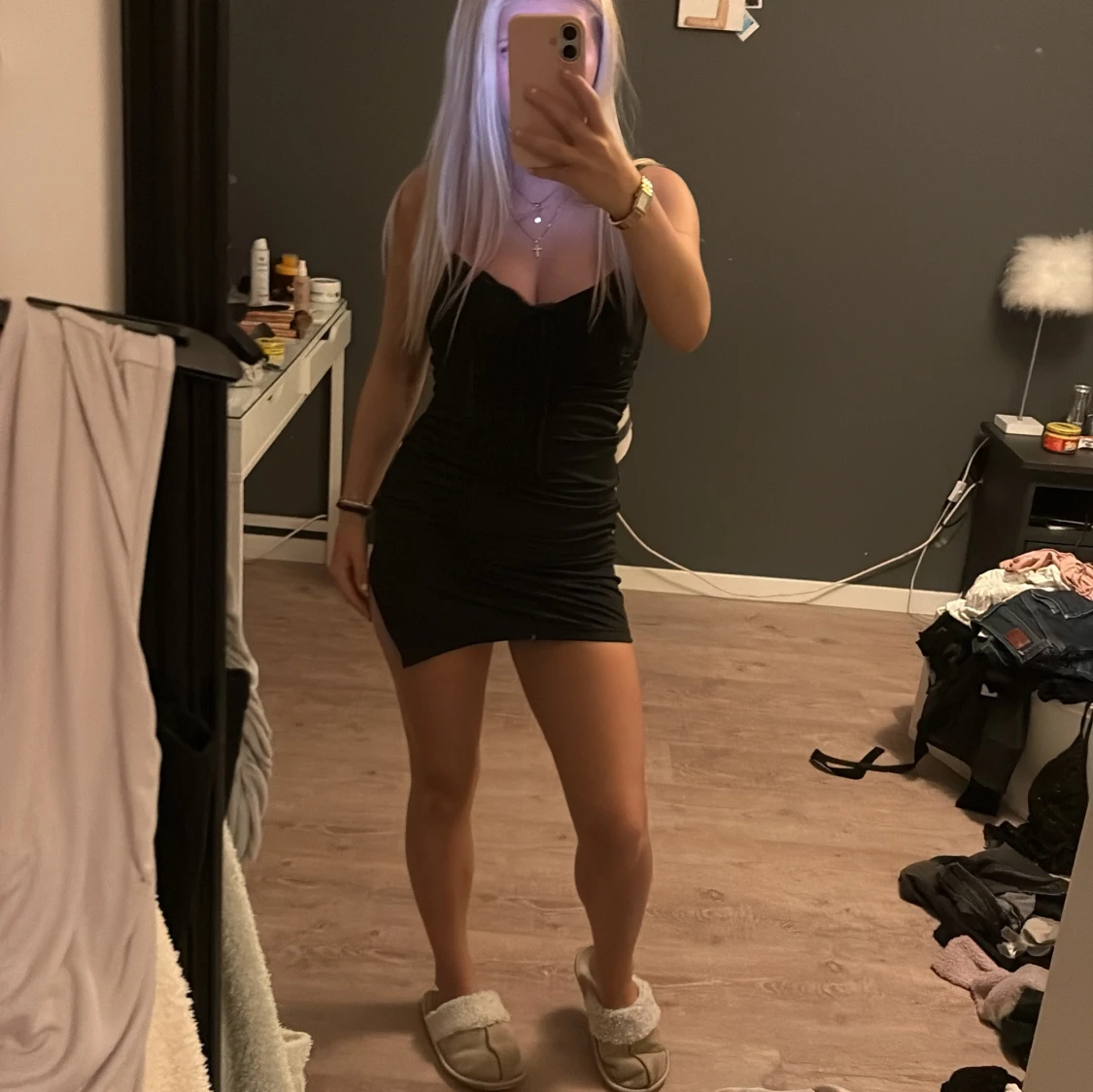 Svart kort klänning med snörning - 1