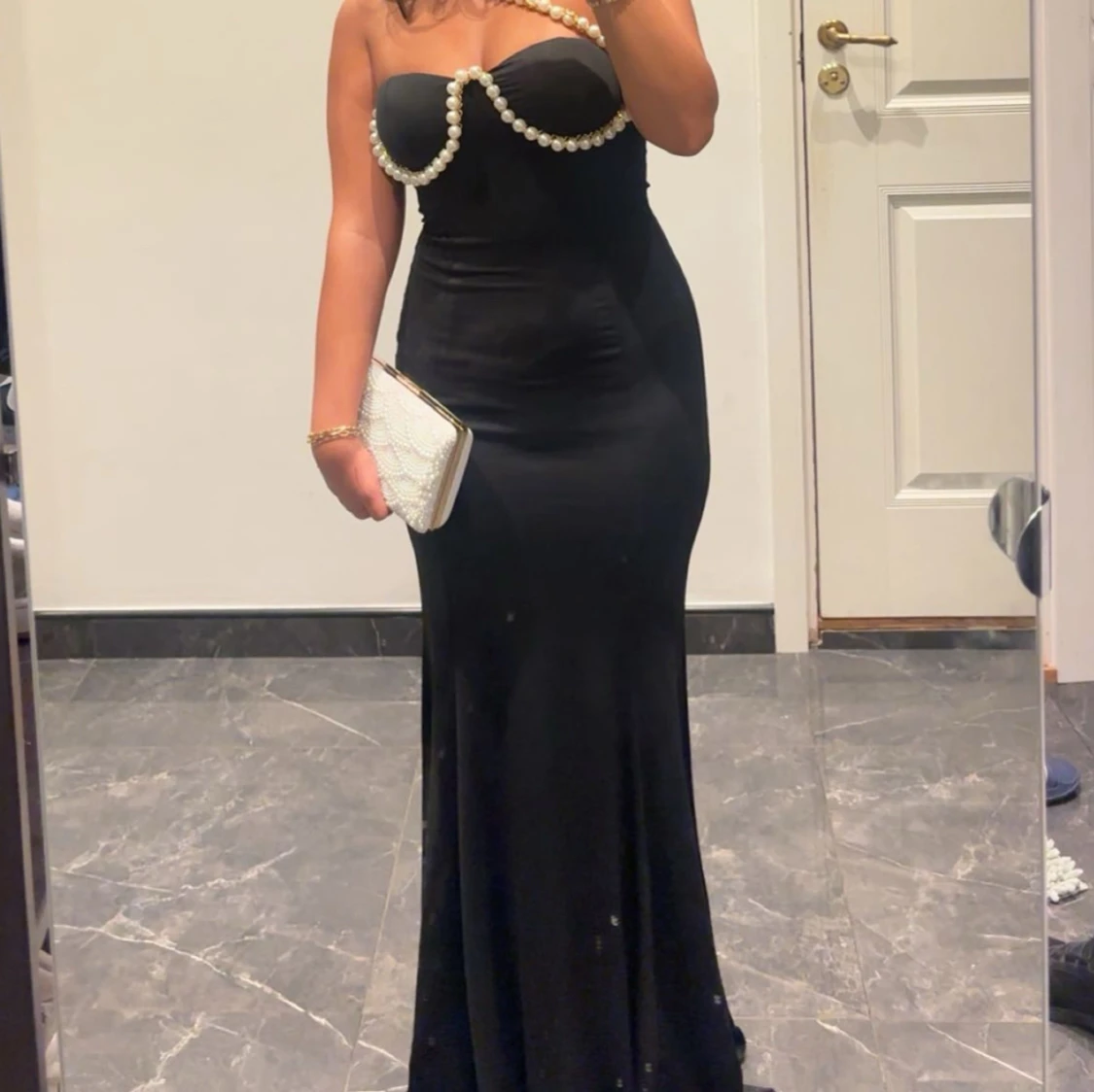 Svart långklänning med pärldetaljer - 3