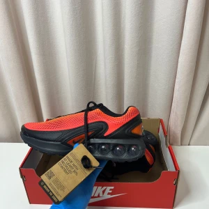 Nike Air Max DN - Nike Air Max DN i en riktigt fet orange och svart färgkombo. HELT NYA! Nypris: 2249, Mitt pris: 1549 (kan diskuteras) (kvitto finns)