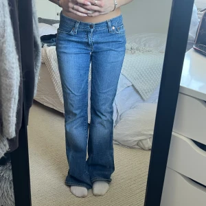 Lågmidjade Levi's 529 jeans - Ett par blåa lågmidjade Levis 529 i storlek 26x32. Fina men kommer tyvärr inte till användning