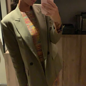 Kavaj - Kaki grön kavaj från Zara storlek XS. Inga skador, lite oversize men inte för mycket. 