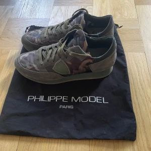 Philippe Model Trainers - Hej, säljer nu dessa sjukt snygga Philippe Model  Trainers TRPZ som är i storlek 42 men passar även 43. Skorna är använda men överlag i väldigt bra skick - det finns en defekt som syns på bild 3, det är inget som jag skulle anse påverkar utseendet så man inte ser det från avstånd men vill man fixa det så har jag kollat upp redan - ca 200 kr för att sy och lappa. Jag kan frakta eller mötas upp i Stockholm. Har du någon fråga eller fundering så är det bara att höra av sig!