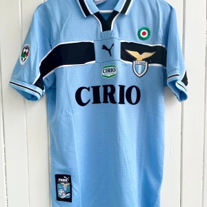 Pavel Nedved - Lazio FRAKTFRITT - Säljer en klassisk fotbollströja, Pavel Nedveds Lazio-matchtröja. Tröjan är en remake i nyskick.  Hör av er vid intresse. Har fler tröjor till salu.