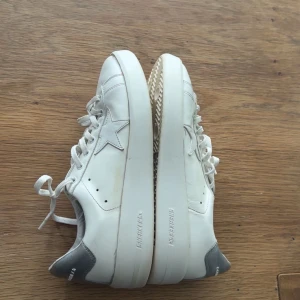 golden goose - säljer dessa riktigt feta golden goose skorna! dom är unika och sällsynta. storlek 43 och i bra skick. hör av er om ni har funderingar så svarar jag direkt!