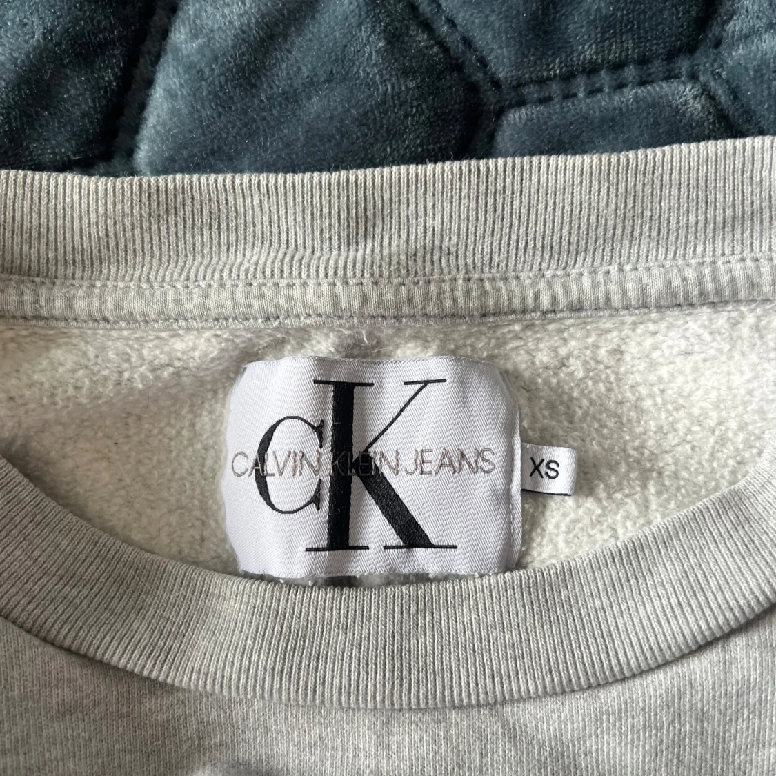 Ljusgrå sweatshirt från Calvin Klein Jeans - 2