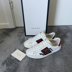 Gucci skor - Tja! Säljer ett par Gucci skor i modellen ace med den snygga ormen på! Skorna är i storlek il 6-40,40,5! Skorna är i bra skick! Skriv vid frågor eller bilder! Vid snabbaffär=bättre pris! Endast skor medföljer vid köp