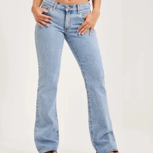 Bootcut ljusblå jeans från Abrand Jeans  - Säljer ett par klassiska ljusblå bootcut jeans från Abrand jeans i modellen Ariane 99 low boot. Jeansen har låg midja och bootcut ben. Tillverkade i robust denim med snygga sömmar och Abrand loggan på bakfickan. Perfekt skick men säljer pga är för små!