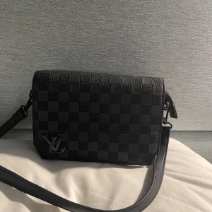 Axelväska  - Knappt använd 