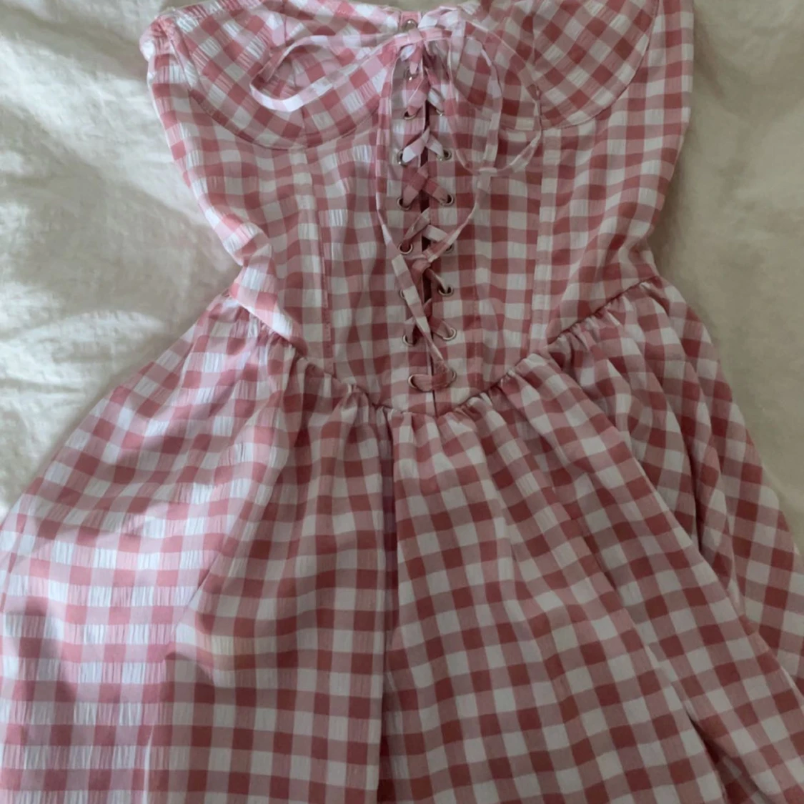 Rutig rosa kortklänning med snörning - 2