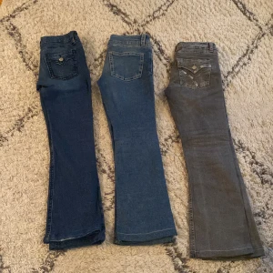 Bootcut jeans i olika färger - Tre par bootcut jeans i blått och grått. Är i storlek 170 men är uppsydda med ungefär 5 centimeter.