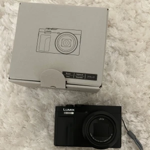 Digital kamera - Panasonic lumix tz99, knappt ägt den i 2 månader nyskick och kommer med 64GB minneskort & laddare vilket annars ej finns med när man köper helt ny. Nypris: ca 6700. Fantastisk kvalité, äger en canon g7x i liknande modell även den med flip screen och det är ingen skillnad mellan de. Kan spela in video, har inbyggd flash, kommer med box & köpbevis m.m. Skriv vid funderingar eller fler bilder
