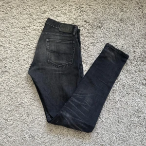 Ralph lauren jeans  - Säljer nu ett par riktigt snygga Ralph lauren jeans i svart färg. 8/10 skick. Sitter slim, även längst ner vid fötterna! De har en fet tvätt, vilket är väldigt unikt och eftertraktat på svarta jeans! Pris kan diskuteras såklart! Hör av dig vid intresse🤩