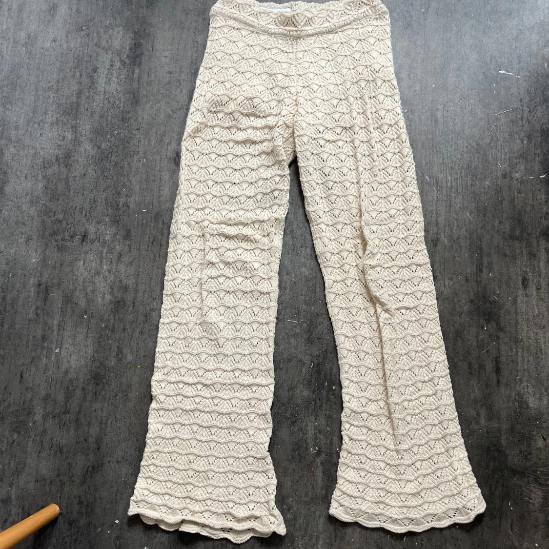 Stickade beige byxor från Zara