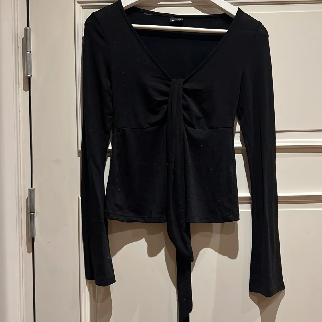 Svart omlottopp med knyt från Gina Tricot