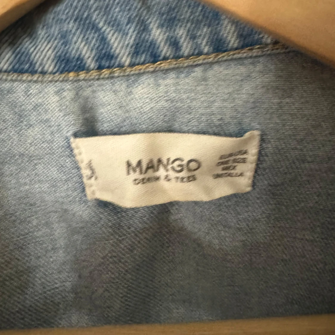 Ljusblå jeansjacka från Mango - 2