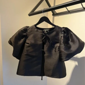 Gina topp - Svart topp från Gina, stolek xs. Andvönd 1 gång bara, väldigt bra skick. 