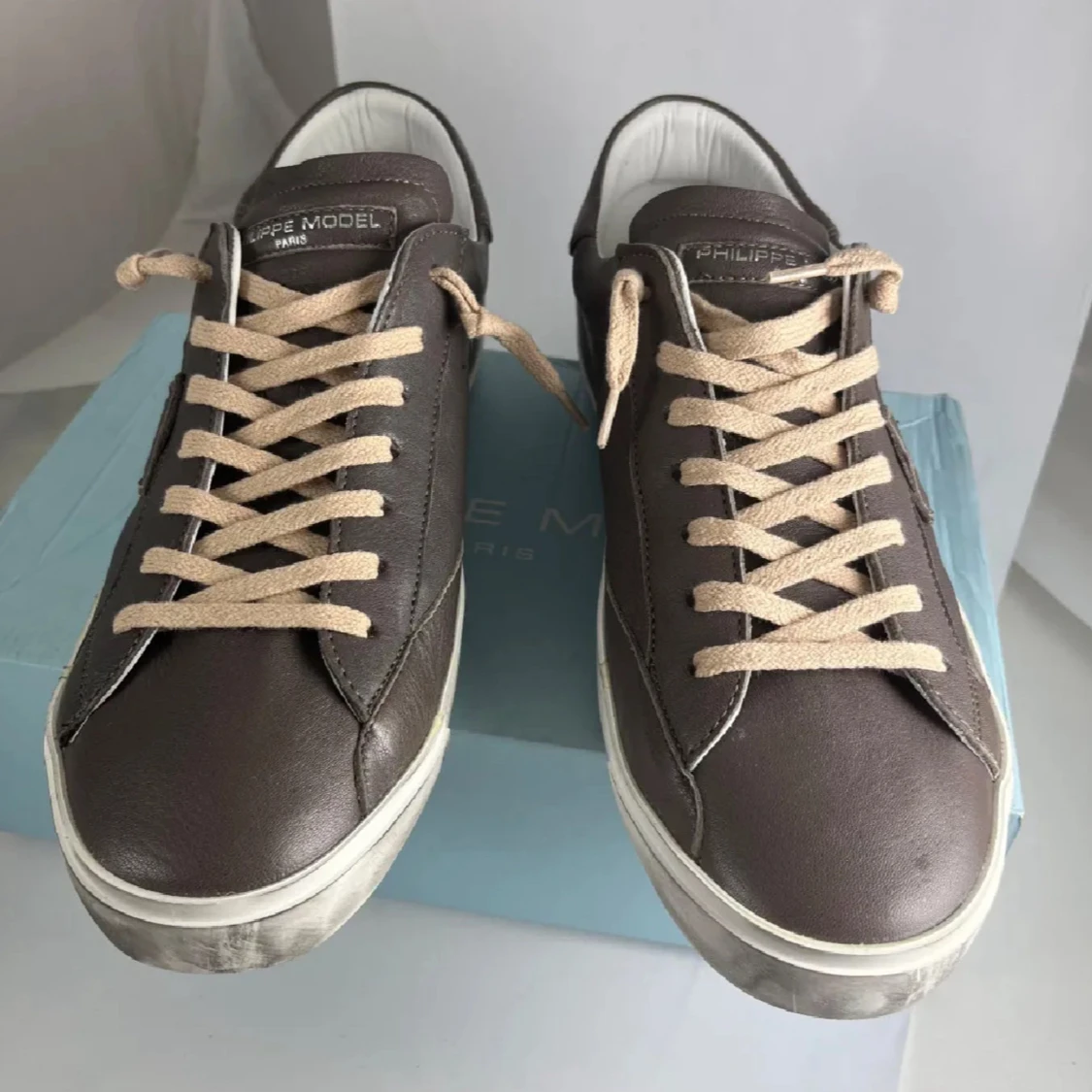 Bruna Philippe Model sneakers i skinn är lite söndriga som ni kan se på sissta bilden fast den syns inte när man har på de  - 1