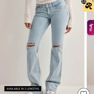 Bootcut jeans i ljusblå denim från Nelly - Snygga bootcut jeans i ljusblå denim med låg midja från Nelly💗Nypris 699 kr! De har slitningar längst nere från att dem har varit lite för långa (sista bilden), annars bra skick! Jag är 164 som referens💕