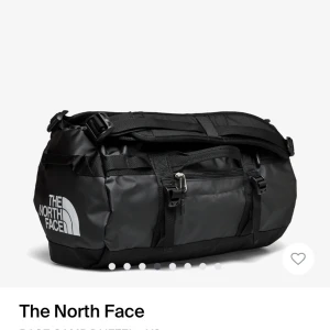 Svart Base Camp Duffel XS från The North Face - Grym svart Base Camp Duffel XS från The North Face, rymmer 31 liter. Väskan har en sportig och robust design med stora loggan på sidan, flera praktiska fack och dragkedja. Tillverkad i slitstark syntet, perfekt för resor eller gymmet. Den är aldrig använd inte ens urplockad ur plasten. 