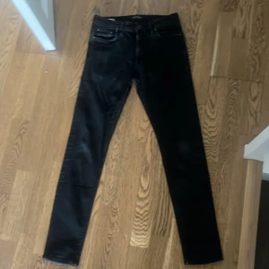 Svarta slim fit jeans Jack & Jones - Svarta jeans från Jack & Jones i modellen Glenn Slim Fit. 