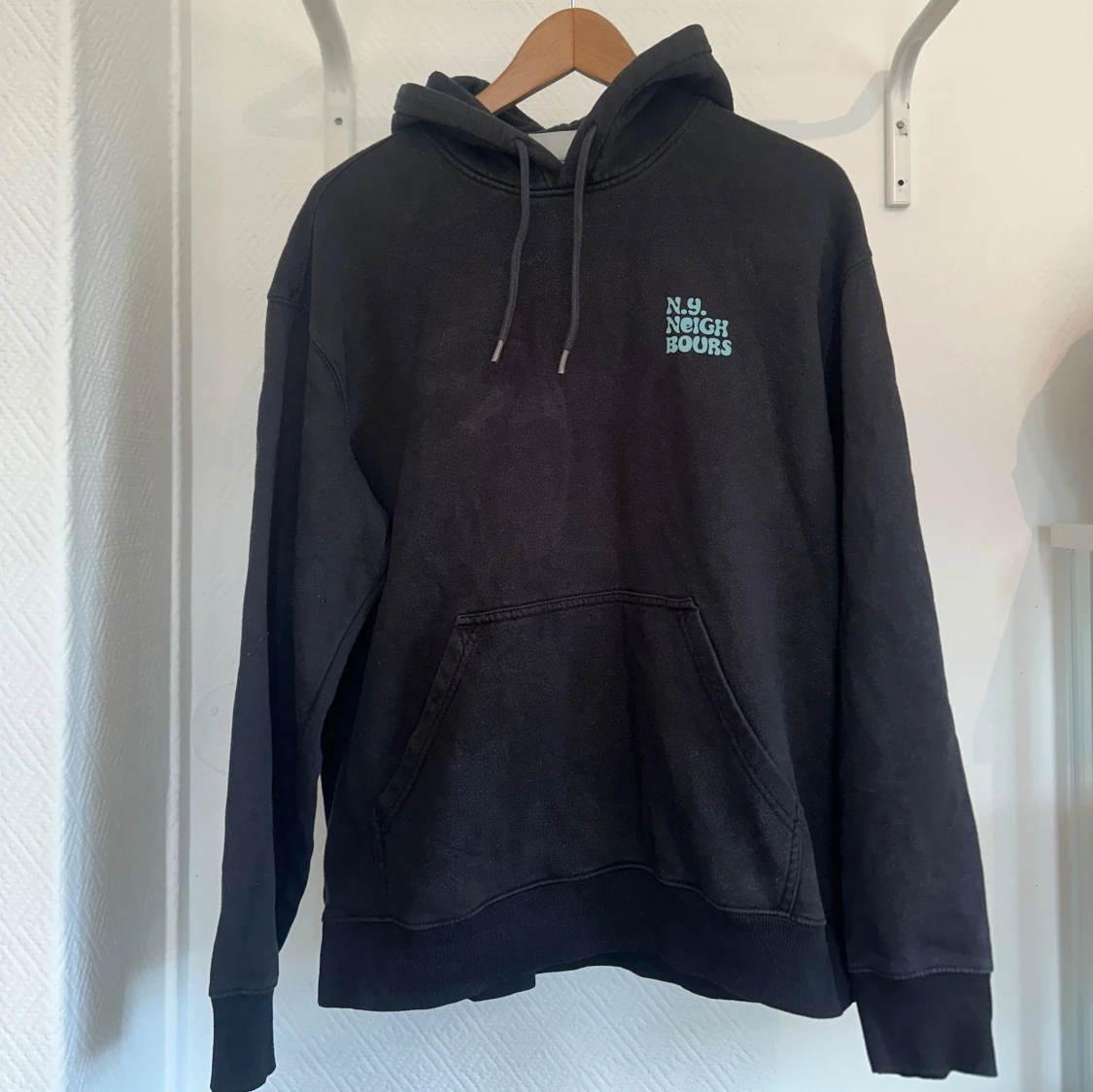 Svart hoodie med ryggtryck - 1