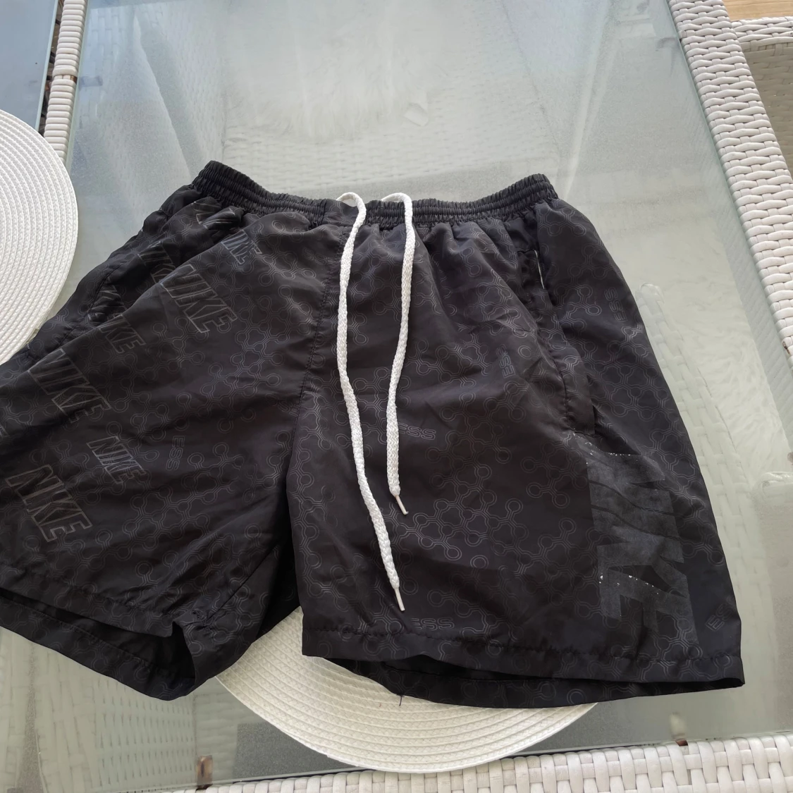 Svarta Nike shorts med snörning M