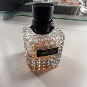 Valentino parfymflaska  - Säljer min Born in Roma valentino parfym då den inte används längre. Det är lite mindre än hälften kvar i den då den från börjar var 50ml🥰