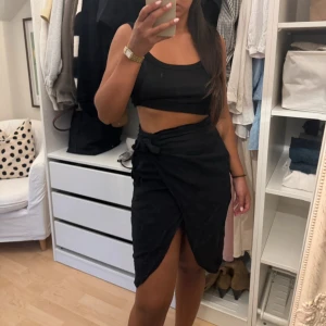 Kjol  - Svart omlott kjol i linne 