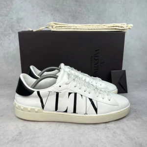 Valentino calfskin sneaker - – Condition: 9/10  – What is included: Dustbag  – Retail price: 7000 + SEK