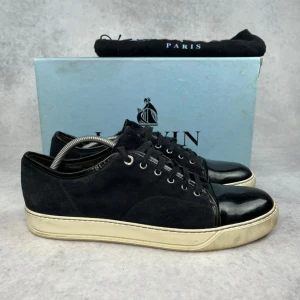 Lanvin cap toe sneaker - – Condition: 8/10  - Size: 45/UK11  – What is included: Dustbag  – Retail price: 6000 + SEK  Please note that Lanvins fit big and our recommendation is to go one size down