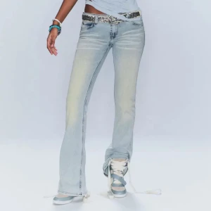 Ljusblå lowrise jeans från Cheap Monday - Snygga ljusblå jeans från cheap monday weekday med låg midja i storlek 29/32. Säljer då dem var för stora och jag inte hann lämna tillbaka💕