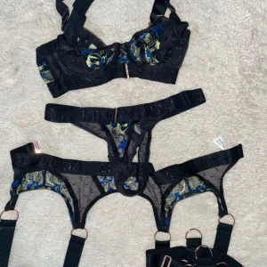 Lounge set  - Hej! Säljer ett set ifrån lounge som heter, vita intimates raffset. Underkläderna är använda varsamt, och de som hör till benen är aldrig använda.