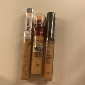 Tre concealers från L'Oréal, Maybelline och NYX - Säljer tre concealers: L'Oréal True Match i beige ton, Maybelline Instant Age Rewind Eraser med applikator i färg 02 och NYX HD Studio Photogenic Concealer i ljus beige. Perfekt för att täcka mörka ringar och ojämnheter. Smidig förpackning med applikator.ej öppnade