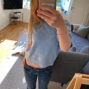 Ljusblå stickad tröja Vero Moda - Säljer en ljusblå stickad tröja från Vero Moda i storlek S. Tröjan har korta ärmar, rund hals och är croppad i modellen. Perfekt att matcha med jeans eller kjol för en chill och snygg look. Supermjuk och skön att ha på sig.