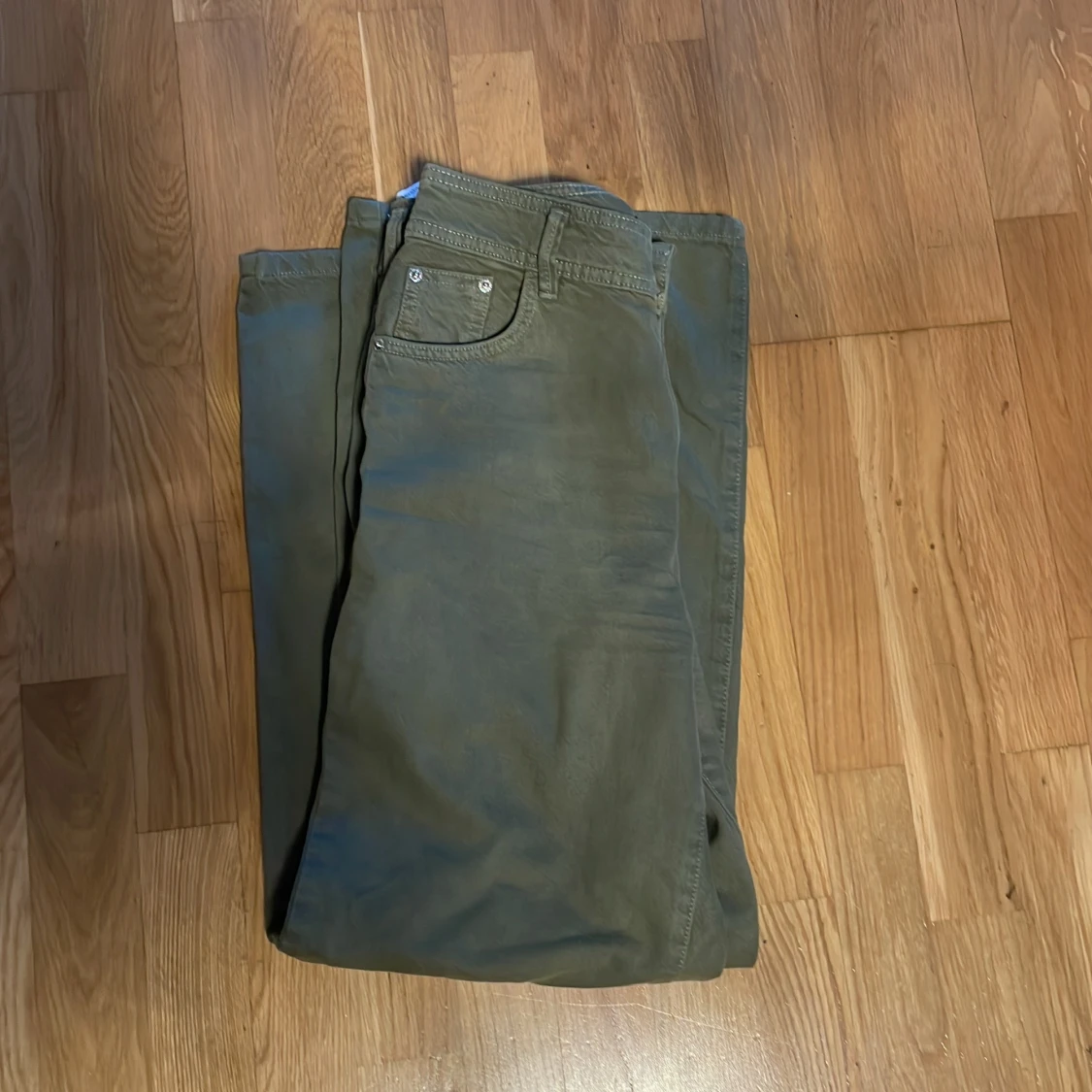 Olivgröna wide byxor med fickor - 1