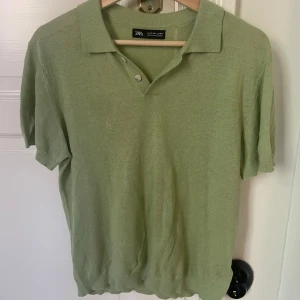Piké - Säljer en ljusgrön tunnstickad pikétröja från Zara i storlek 164. Den är gjorde av linen och bomull och är aldrig använd. Bara att höra av sig vid frågor eller funderingar!