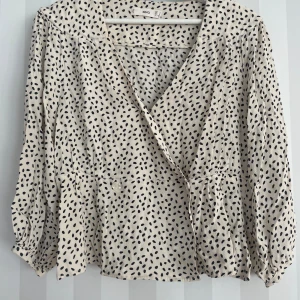 Blus - En söt prickig blus 
