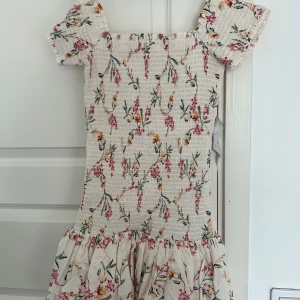 Söt klänning - Säljer denna populära klänning från h&m som knappt är använd, alltså i jättefint skick💞 storlek xs!