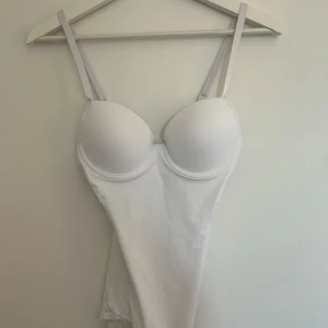 Vit body - Vit body med spets baktill längst ned. Står xs i men skulle säga att den passar S mer. 💕