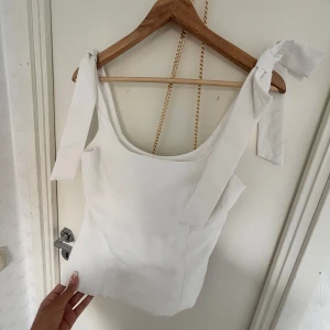 Zara liknande rosett topp  - Toppen är inte från Zara utan det är bara liknande. Väldigt fin och helt ny💕